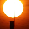 隅田川の煙突上の大きな夕日
