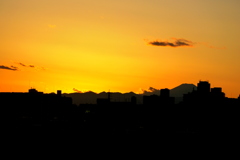 '22.12.26.丹沢山系の塔ノ岳の右の小山の右ンに落日直後の