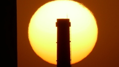 煙突の後ろの夕日