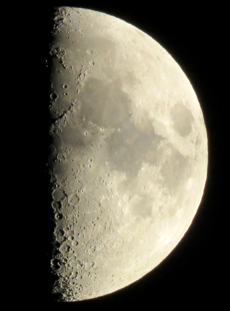 '22.10.03.18:00,の上弦の月