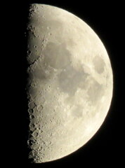 '22.10.03.18:00,の上弦の月