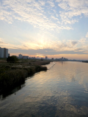 空と雲写る荒川の水面の風景