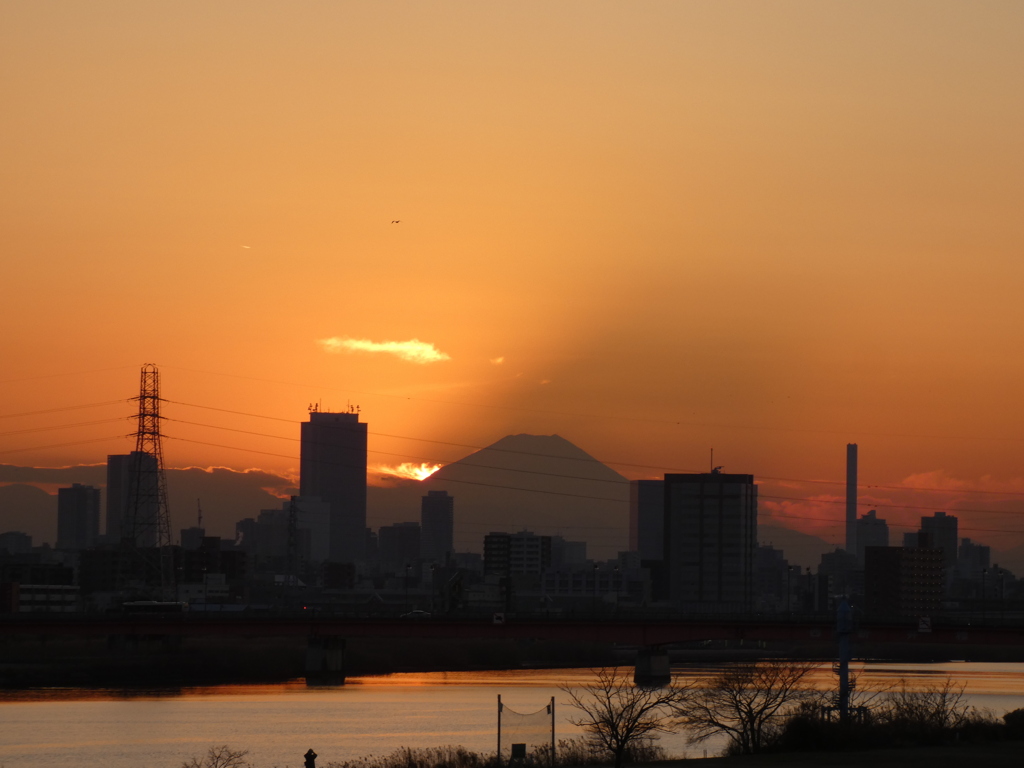 荒川土手から対岸の富士山の見える夕暮れ