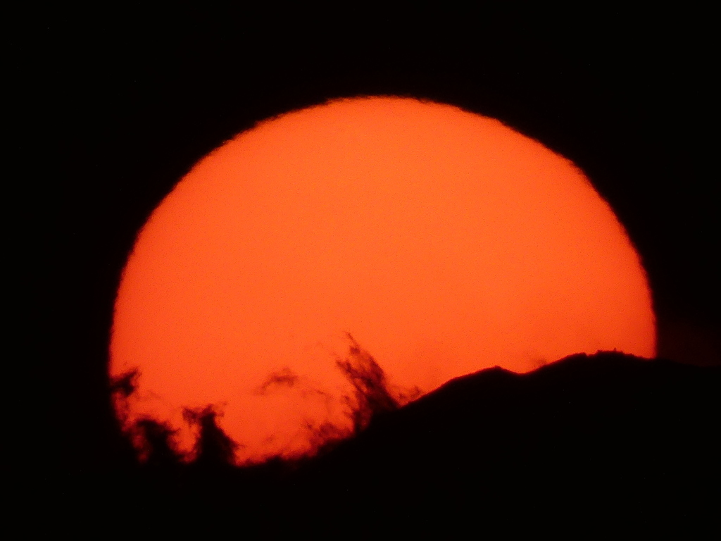 富士山頂の左に沈む大きな夕日