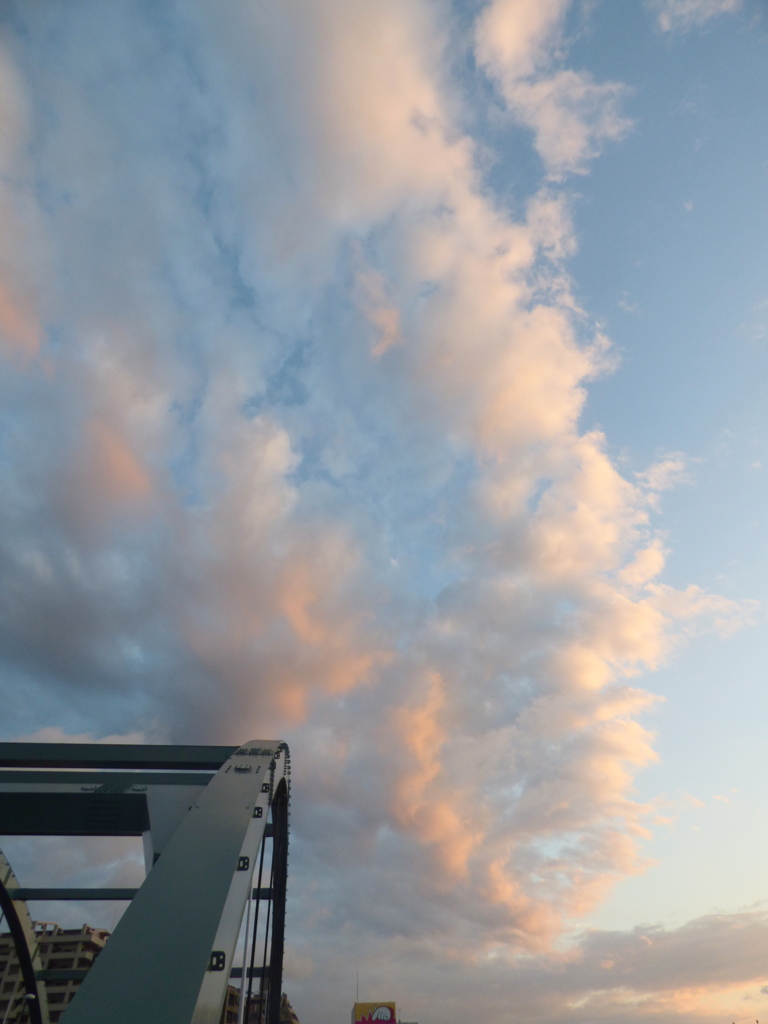 南から大きな雲が