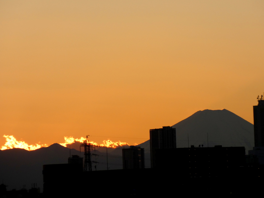 荒川土手から見えた富士山と雲がわく丹沢山系