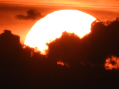 隅田川黒雲中に沈む夕日