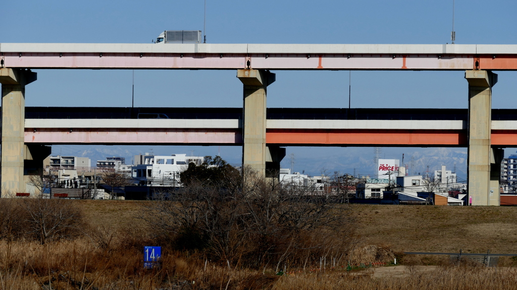 荒川土手から高速の下にクリアーに見えた左日光錫ヶ岳~右雪被日光白根山