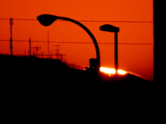 街灯の付け根の鶴鳥屋山右山腹辺りのサンセット