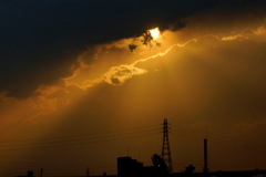 隅田川尾竹橋から黒雲から夕日が下りる風景