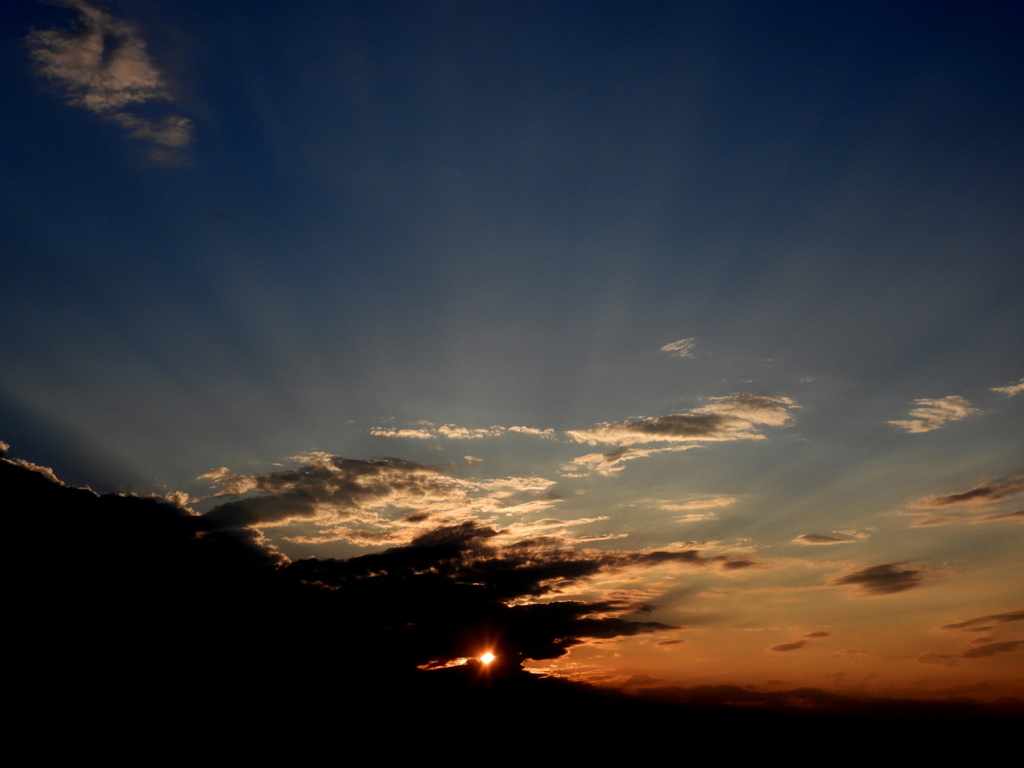 薄明光線の千住新橋の夕焼け