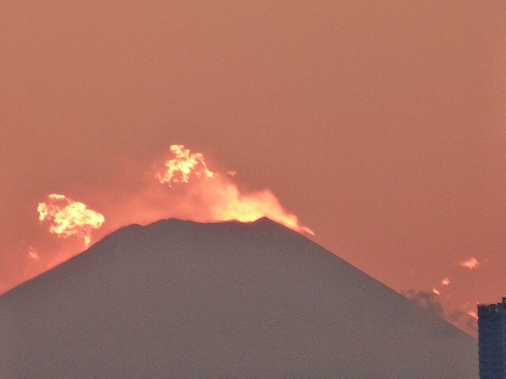 富士山頂のあらし雲