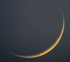 荒川土手から月齢1.9の細い月面の画像処理