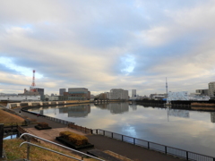 隅田川ワンドの雲の中の晴れ間のある風景