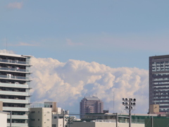 建物の間に見える積雲の壁