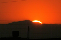 雲取山の右裾甲武信ヶ岳に沈む太陽