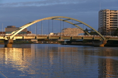 夕日の当たる橋
