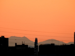 三つ峠山と黒岳右の少しの山は鶴鳥屋山の夕景