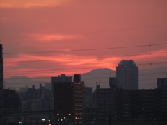 ’22.02.28.落日直後の荒川土手からの夕焼け（山名が難しい方面）