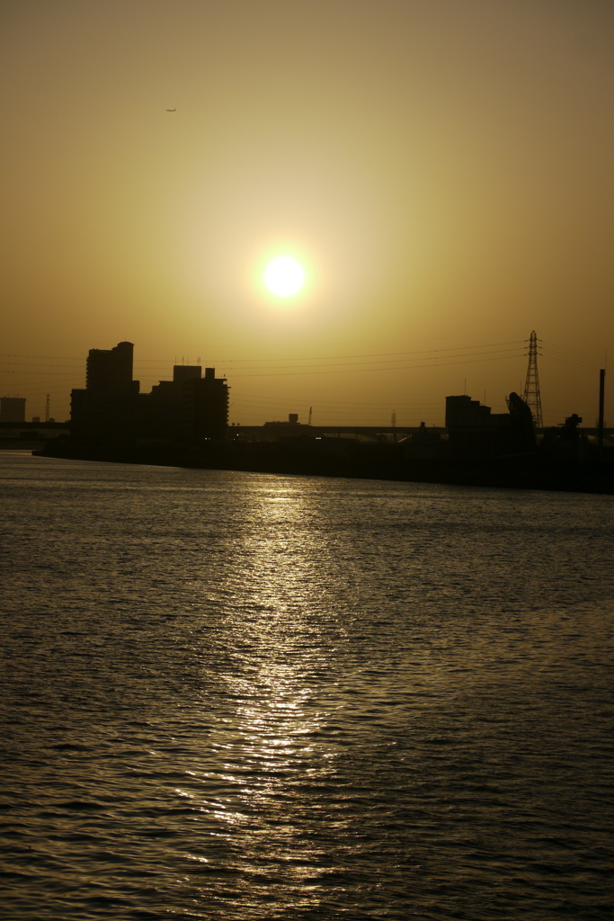 黄砂の隅田川の黄色い夕日