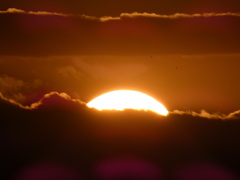 ’22七草の新年の荒川土手から雲の上の夕日