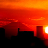 真紅の富士山と大室山右裾の夕日