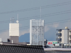橋の上から、見えた雲被る筑波山