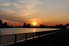 新しうできた隅田川テラスの夕日