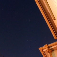 ’２１新春の千住千住桜木の住宅の空間のおうし座ヒヤデスとプレアデス星団