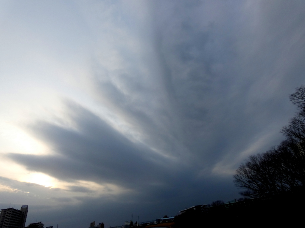 隅田川の雲間のサンセット