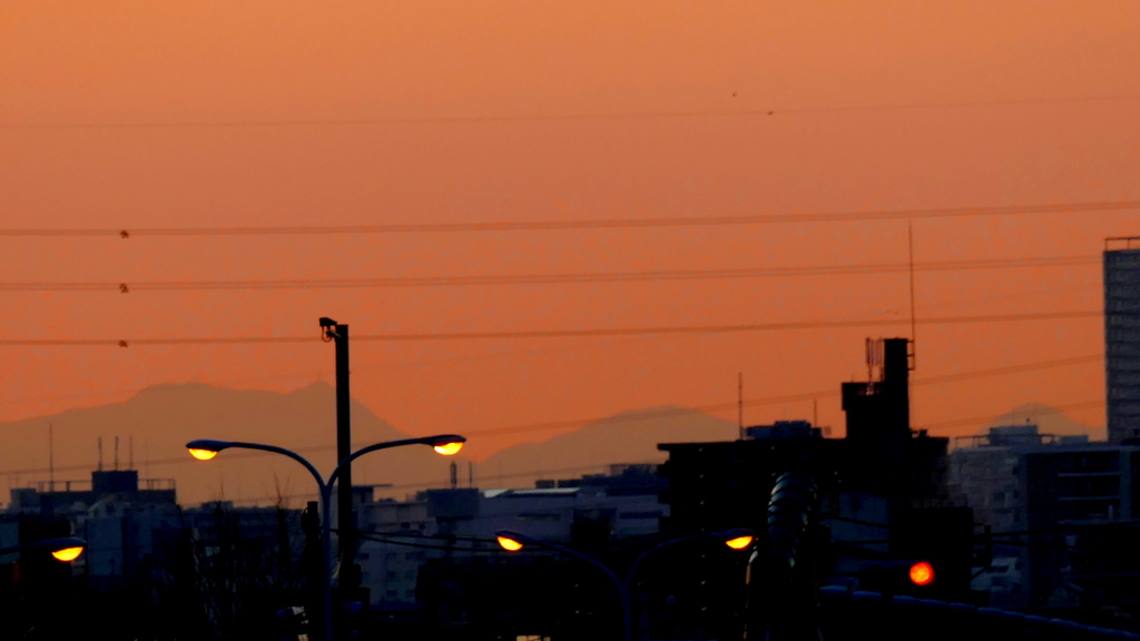 荒川土手から冬至に近い左三つ峠黒岳鶴鳥屋山