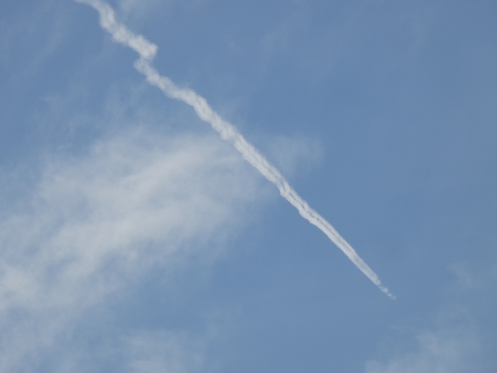 乱れた飛行機雲