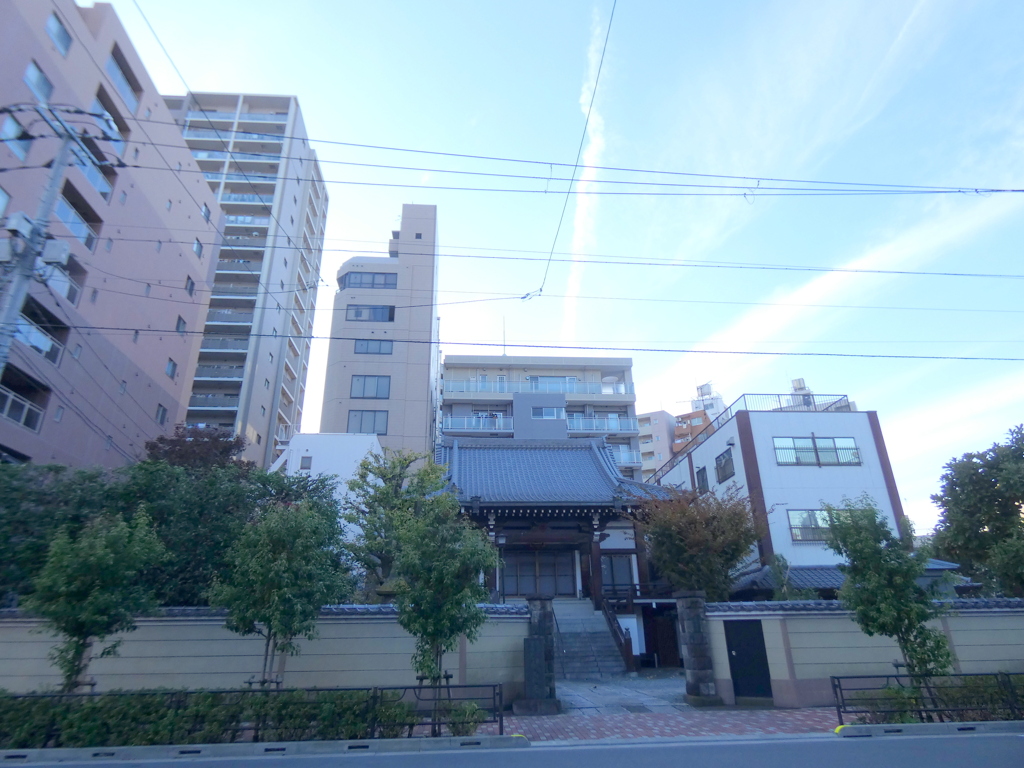 一葉記念館の国際通りを渡ると千束稲荷神社を過ぎるとすぐ龍泉寺