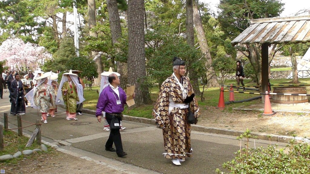 ここにも、場内に