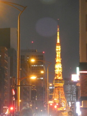 赤信号と東京タワーの夜景