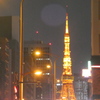 赤信号と東京タワーの夜景