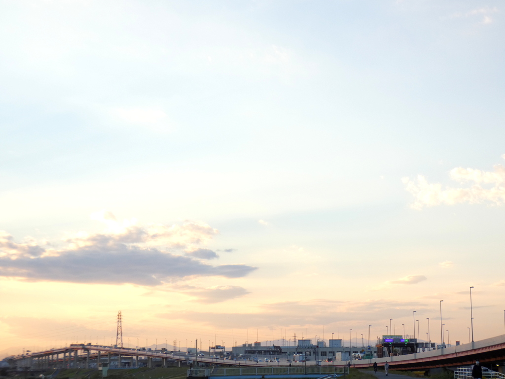 夕焼けの高速道路と山々