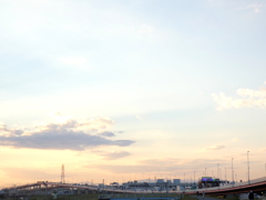 夕焼けの高速道路と山々