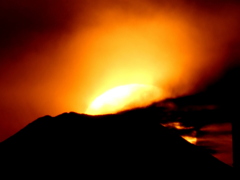 富士山山頂右の雲間からアフターダイヤモンド