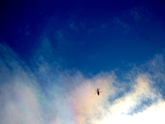 彩雲にへリコプター