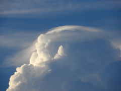 荒川土手から積乱雲の上の頭巾雲