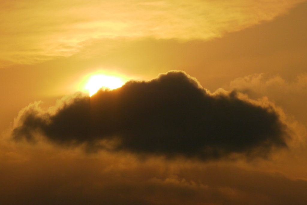 夕方の積雲の中の太陽