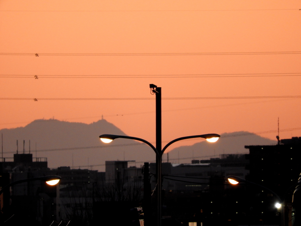荒川土手から三つ峠山黒岳の夕方のシルエット