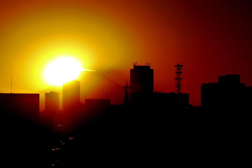 ズームを引いてもやはり黄色い夕日