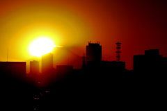 ズームを引いてもやはり黄色い夕日