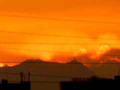 荒川土手から雲が晴れて夕焼けの三つ峠山の山体が見えてきた