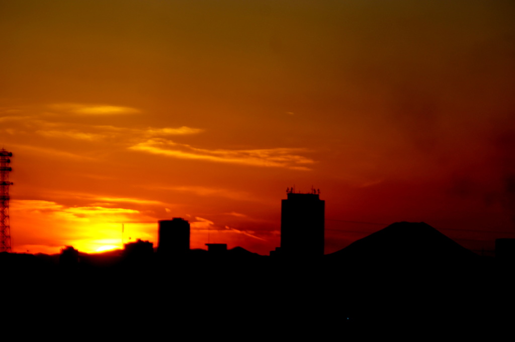 丹沢山系の丹沢山当たりの夕日