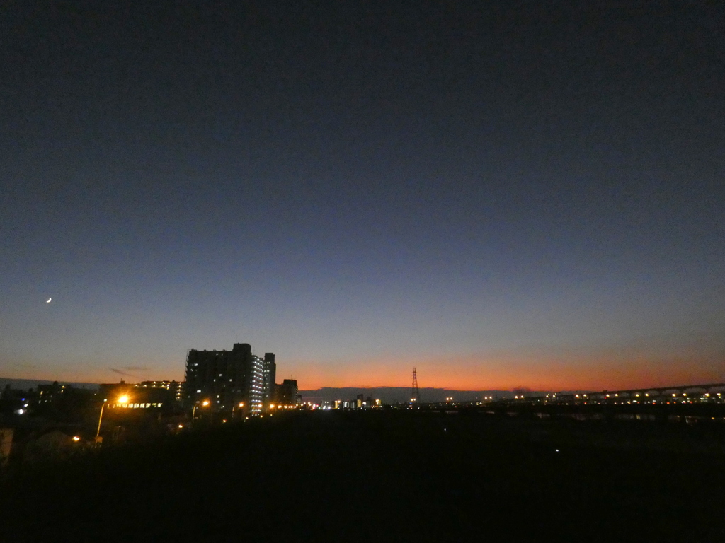 三日月と荒川の西新井橋夕闇の風景