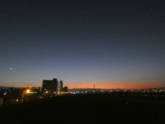 三日月と荒川の西新井橋夕闇の風景