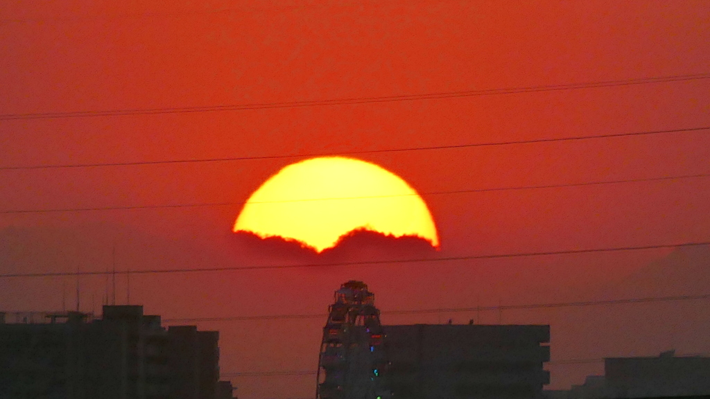鶏冠山左月夜見山にわいた雲の中へ
